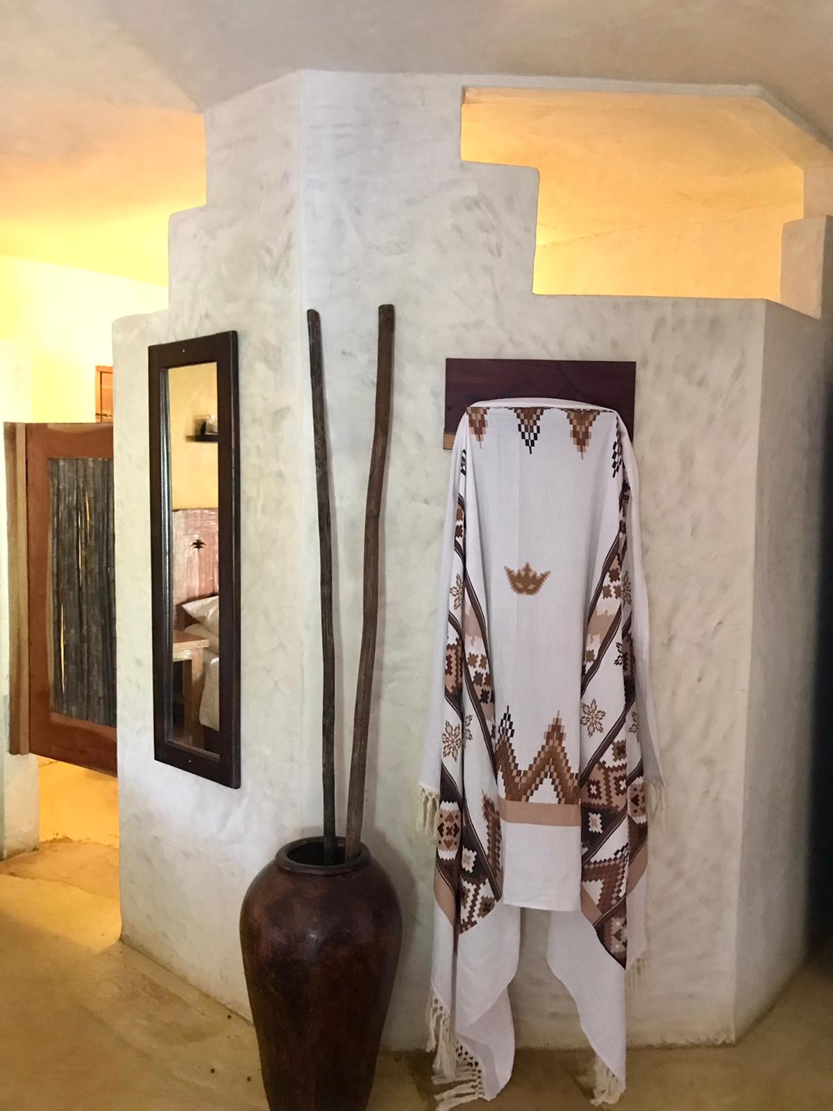 Jadoo- White W/Camel Contour