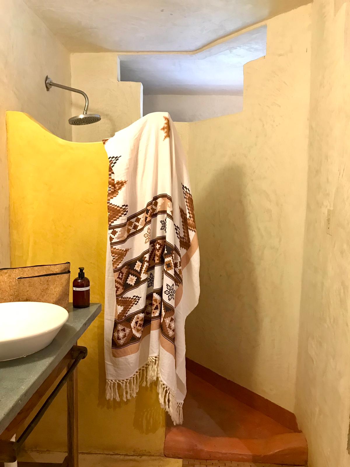 Jadoo- White W/Camel Contour